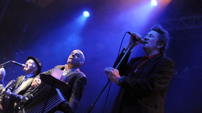 Bassist Darryl Hunt ist tot. The Pogues hier 2011 bei einem Konzert in Österreich.