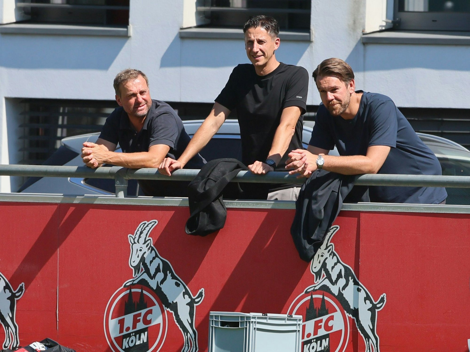 Sportboss Christian Keller (M.) mit Lizenzbereich-Leiter Thomas Kessler (r.) und Jörg Jakobs beim Training des 1. FC Köln am 10. August 2022