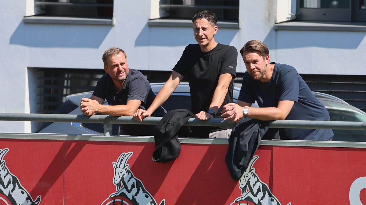 Sportboss Christian Keller (M.) mit Lizenzbereich-Leiter Thomas Kessler (r.) und Jörg Jakobs beim Training des 1. FC Köln am 10. August 2022