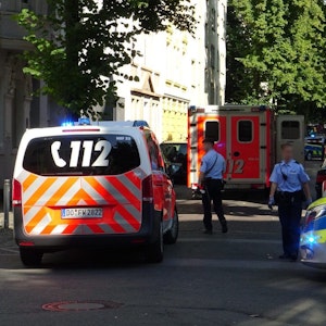 Polizeibeamte sichern den Einsatzort in der Holsteiner Straße in Dortmund. Ein 16-Jähriger ist durch einen oder mehrere Schüsse von Polizisten tödlich verletzt worden.
