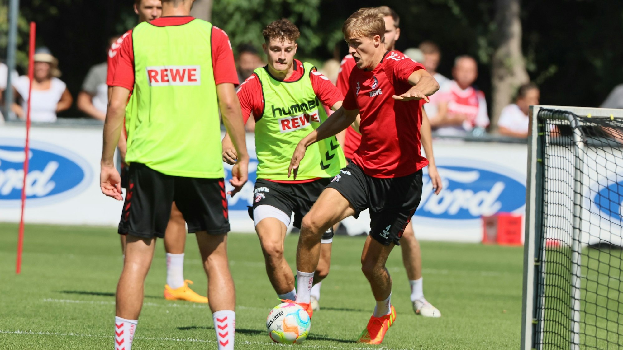 Timo Hübers (am Ball) kehrte Mittwoch (10. August 2022) ins Mannschaftstraining des 1. FC Köln zurück.
