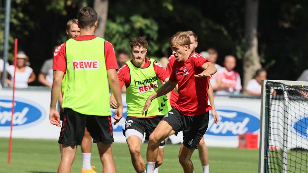 Timo Hübers (am Ball) kehrte Mittwoch (10. August 2022) ins Mannschaftstraining des 1. FC Köln zurück.