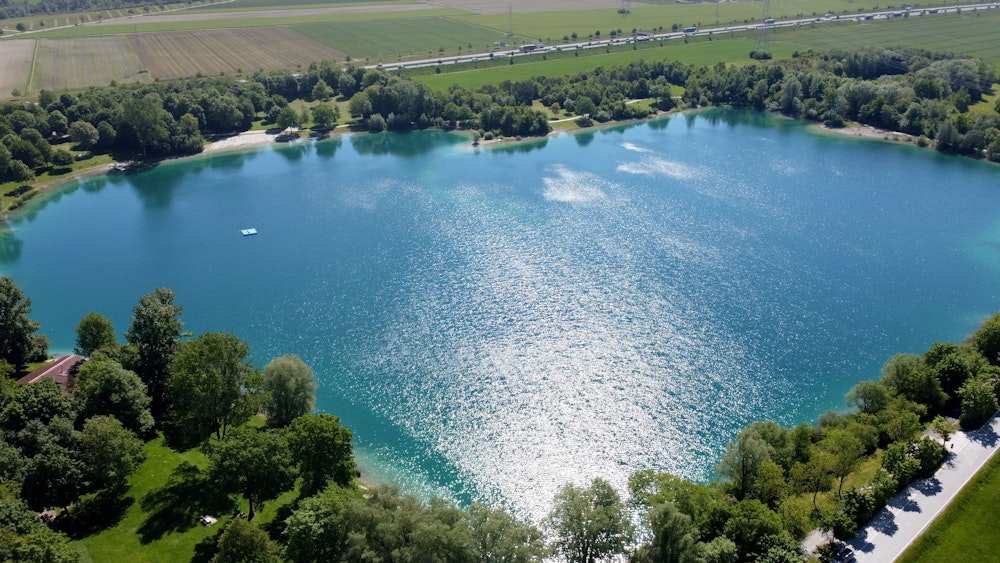Der Echinger See, der unweit der Autobahn nördlich der bayerischen Hauptstadt liegt