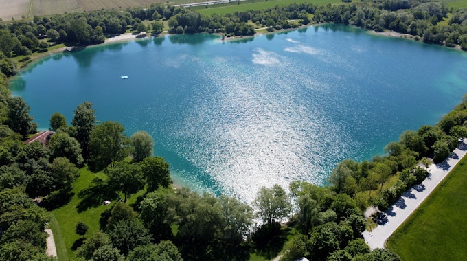 Der Echinger See, der unweit der Autobahn nördlich der bayerischen Hauptstadt liegt