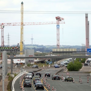 Das Foto zeigt die Leverkusener Brücke in Köln, die saniert wird.