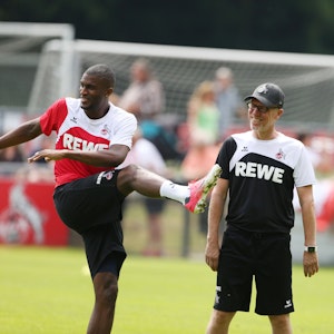 Anthony Modeste und Peter Stöger zu gemeinsamen Tagen beim 1. FC Köln, hier am 6. Juli 2017 am Geißbockheim