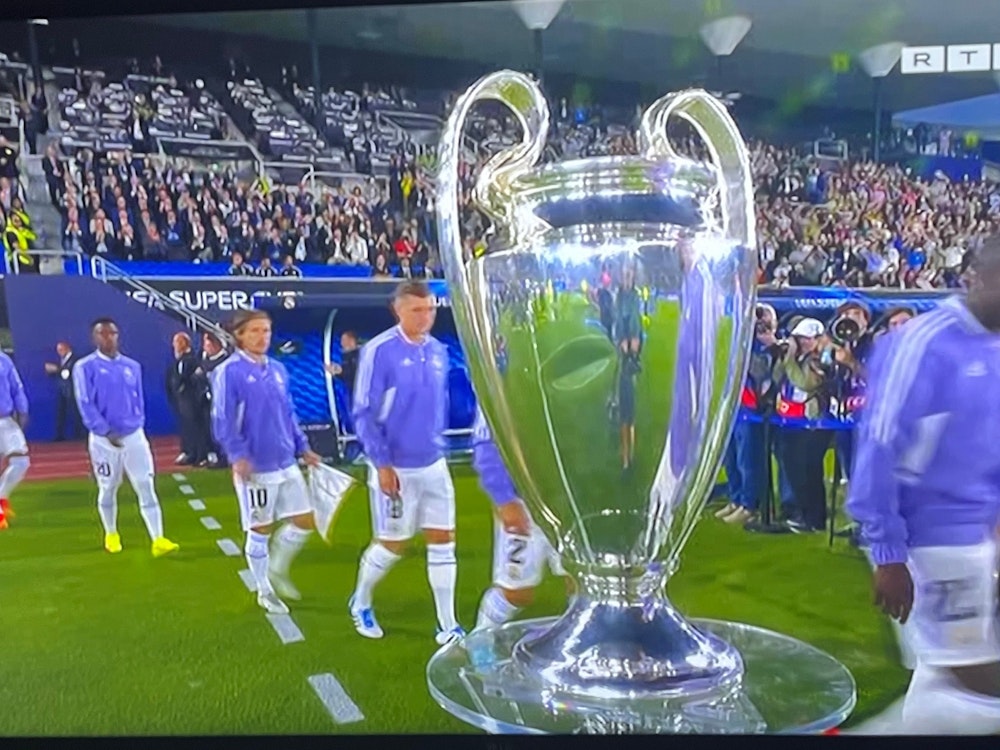 Beim Supercup in Helsinki hat der Champions League-Pokal eine sichtbare Delle.