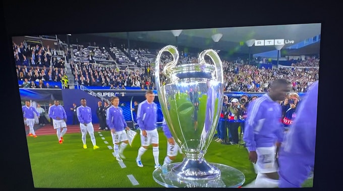 Beim Supercup in Helsinki hat der Champions League-Pokal eine sichtbare Delle.