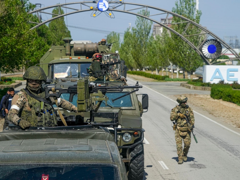 Ein russischer Militärkonvoi ist am 1. Mai auf der Straße zum Kernkraftwerk Saporischschja im Südosten der Ukraine zu sehen. Russland hat nach britischen Angaben mit hoher Wahrscheinlichkeit einen neuen Großverband von Bodentruppen für den Krieg gebildet.