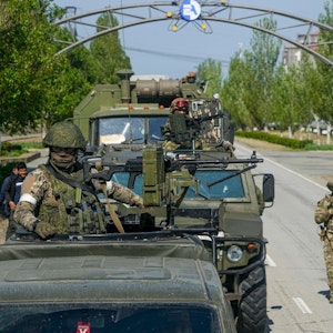 Ein russischer Militärkonvoi ist am 1. Mai auf der Straße zum Kernkraftwerk Saporischschja im Südosten der Ukraine zu sehen. Russland hat nach britischen Angaben mit hoher Wahrscheinlichkeit einen neuen Großverband von Bodentruppen für den Krieg gebildet.