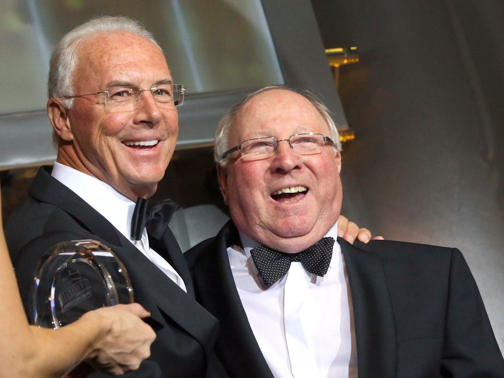 Franz Beckenbauer und Uwe Seeler stehen in der Alten Oper in Frankfurt am Main beim 32. Deutschen Sportpresseball bei der Überreichung der Auszeichnung „Legende des Sports“ an Seeler auf der Bühne.