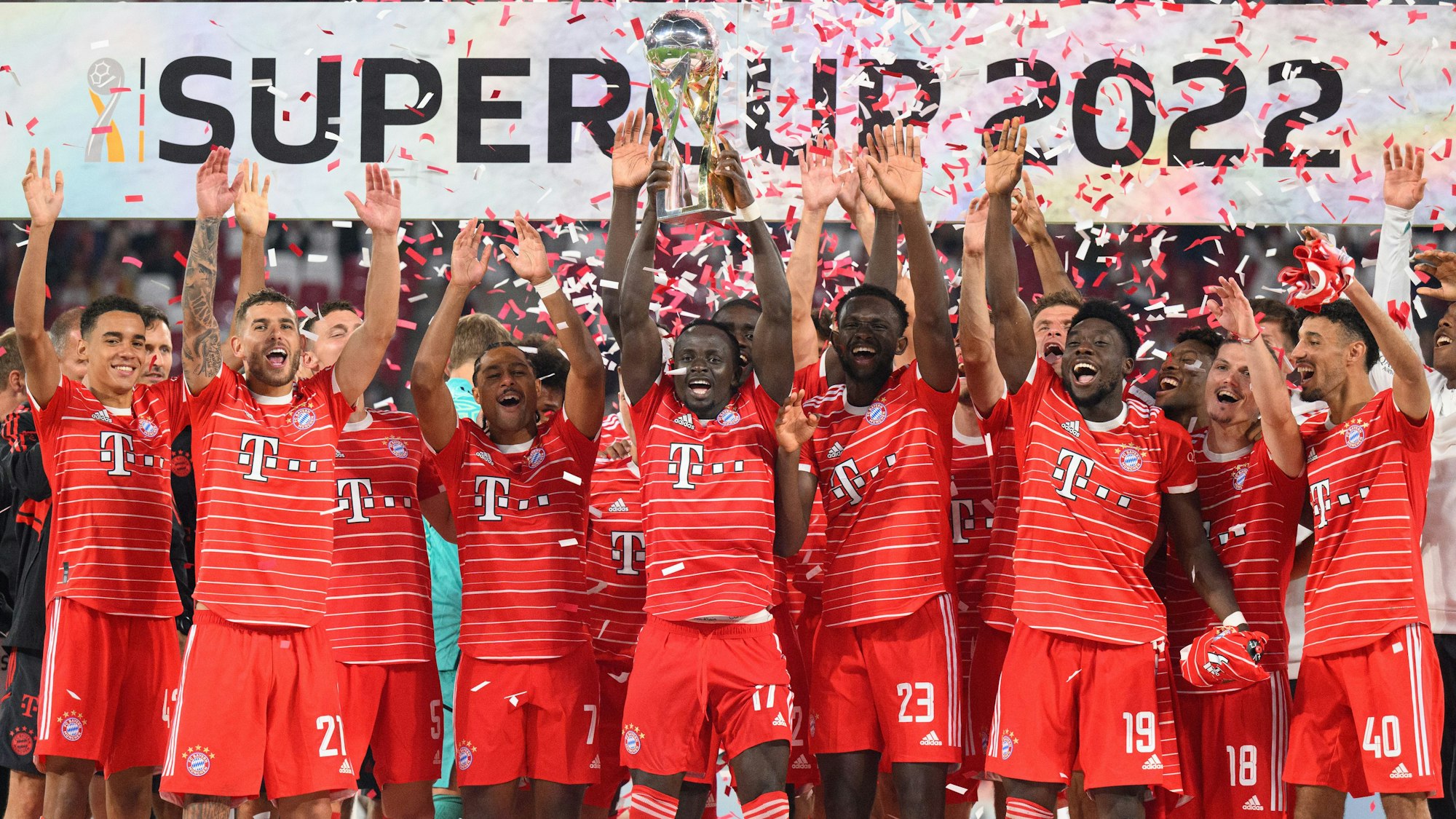 Der FC Bayern München feiert den Gewinn des Supercup über RB Leipzig.
