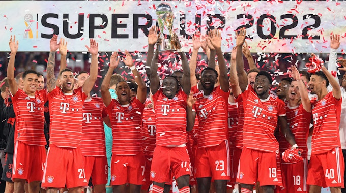 Der FC Bayern München feiert den Gewinn des Supercup über RB Leipzig.