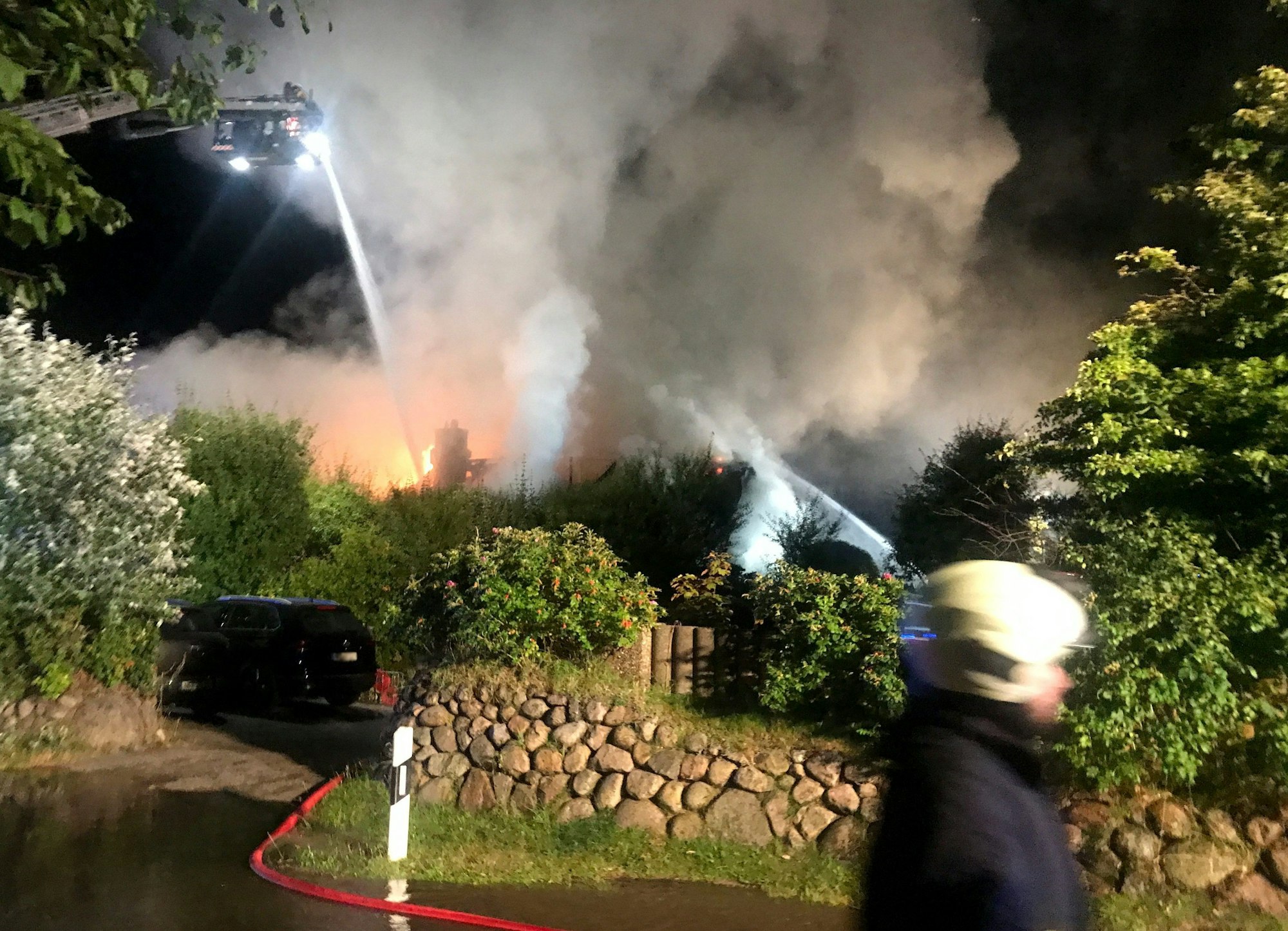 Ein Brand im Nobelort Kampen auf Sylt hält die Feuerwehr am Mittwoch (10. August) in Atem.