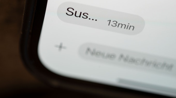 Das Wort „sus“ ist auf dem Display eines Mobiltelefons zu sehen. Es steht wie schon 2021 als Jugendwort des Jahres zur Wahl.