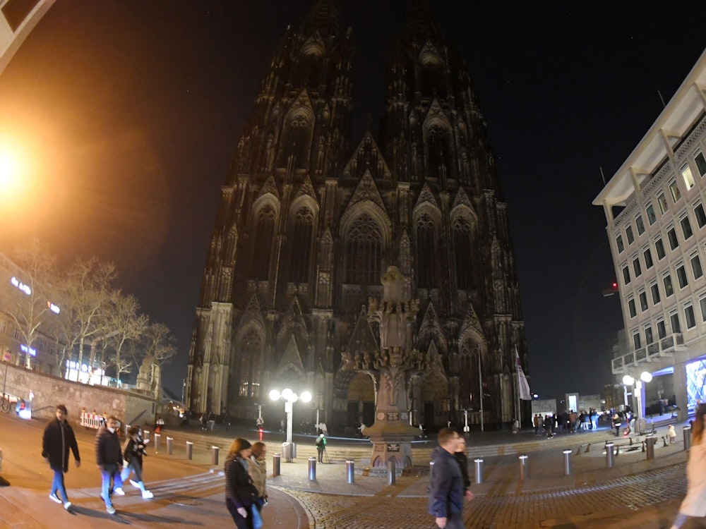 Blick auf den Kölner Dom nach 20.30 Uhr am 26. März 2022. Anlässlich der Earth Hour wurde die Beleuchtung für eine Stunde ausgeschaltet.