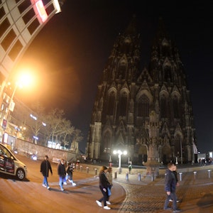 Blick auf den Kölner Dom nach 20.30 Uhr am 26. März 2022. Anlässlich der Earth Hour wurde die Beleuchtung für eine Stunde ausgeschaltet.