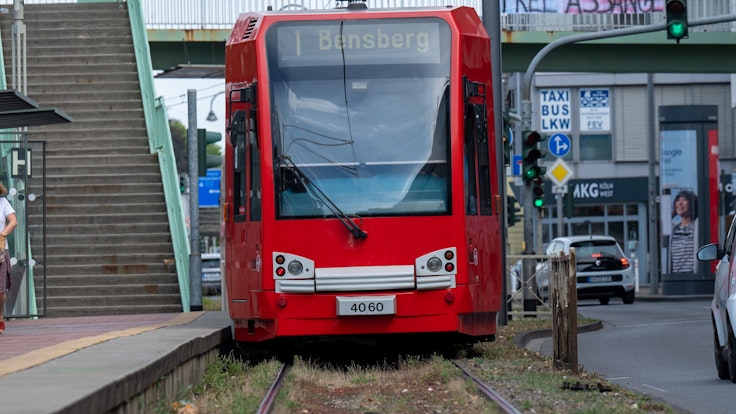 Die Kölner Verkehrsbetriebe erklären in einem Video, wieso es in den meisten Bahnen immer so heiß ist. Das Foto zeigt eine Straßenbahn in Köln-Weiden.