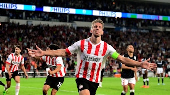 Ex-Gladbach-Stürmer Luuk de Jong bejubelt am 9. August 2022 seinen Treffer zum 3:2 für PSV Eindhoven in der Champions-Legaue-Qualifikationsrunde gegen AS Monaco. De Jong breitet die Arme aus.