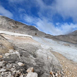 Das Eis des Blaueisgletschers, des Schneeferners auf der Zugspitze sowie des Höllentalferners ist innerhalb nur eines Jahres deutlich zurückgegangen. Das Foto entstand am 8. August 2022 am nördlichen Schneeferner.