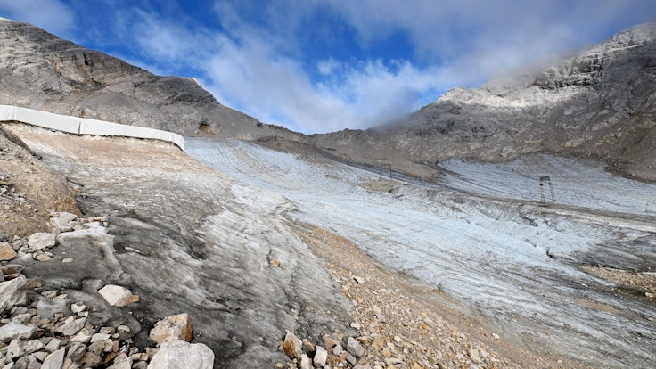 Das Eis des Blaueisgletschers, des Schneeferners auf der Zugspitze sowie des Höllentalferners ist innerhalb nur eines Jahres deutlich zurückgegangen. Das Foto entstand am 8. August 2022 am nördlichen Schneeferner.