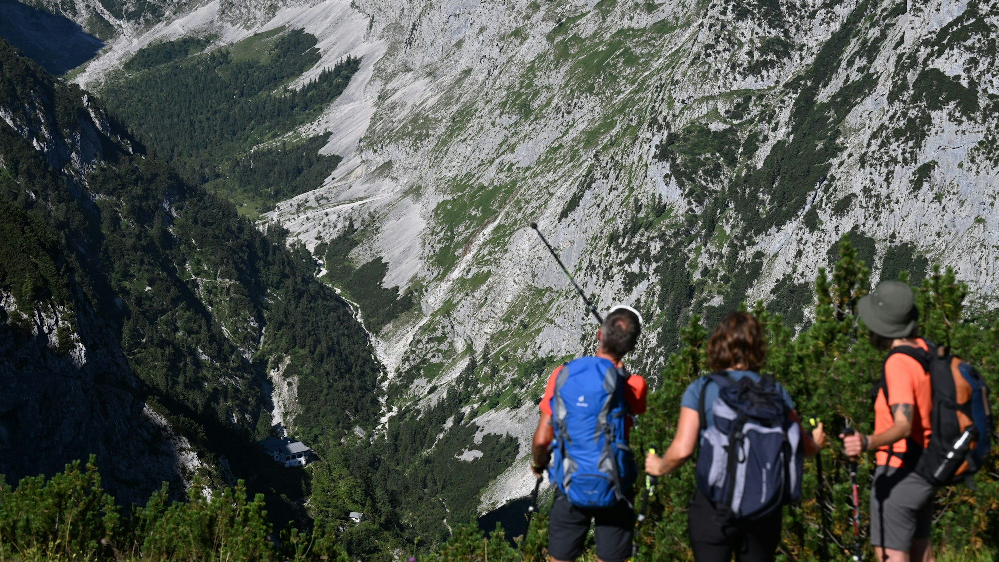 Wanderer blicken ins Höllental. Das Eis des Blaueisgletschers, des Schneeferners auf der Zugspitze sowie des Höllentalferners ist innerhalb nur eines Jahres deutlich zurückgegangen.Das Foto entstand am 10. August 2022.