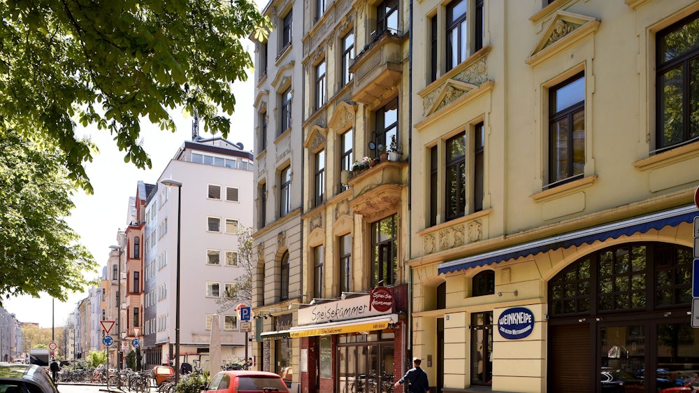 Wohnhäuser mit historischer Fassade in der Südstadt auf der Alteburger Straße.