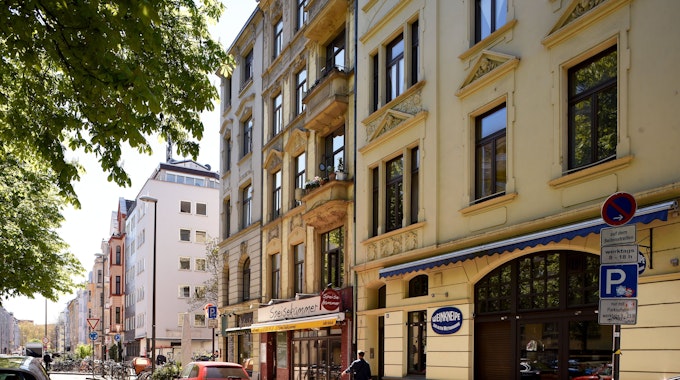 Wohnhäuser mit historischer Fassade in der Südstadt auf der Alteburger Straße.
