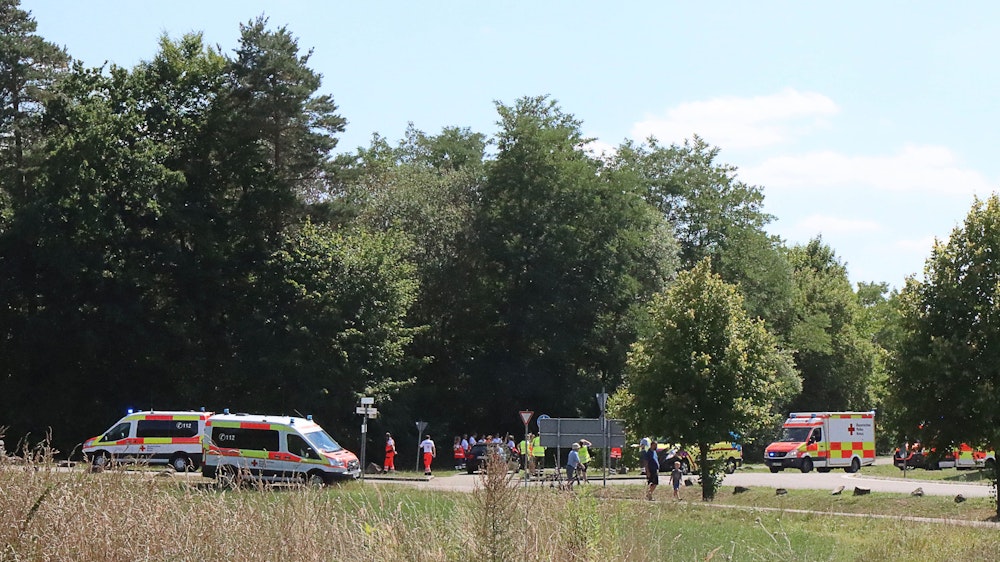 Rettungskräfte stehen am 11. August am Legoland in Günzburg, wo bei einem Achterbahn-Unfall mehrere Menschen verletzt wurden.
