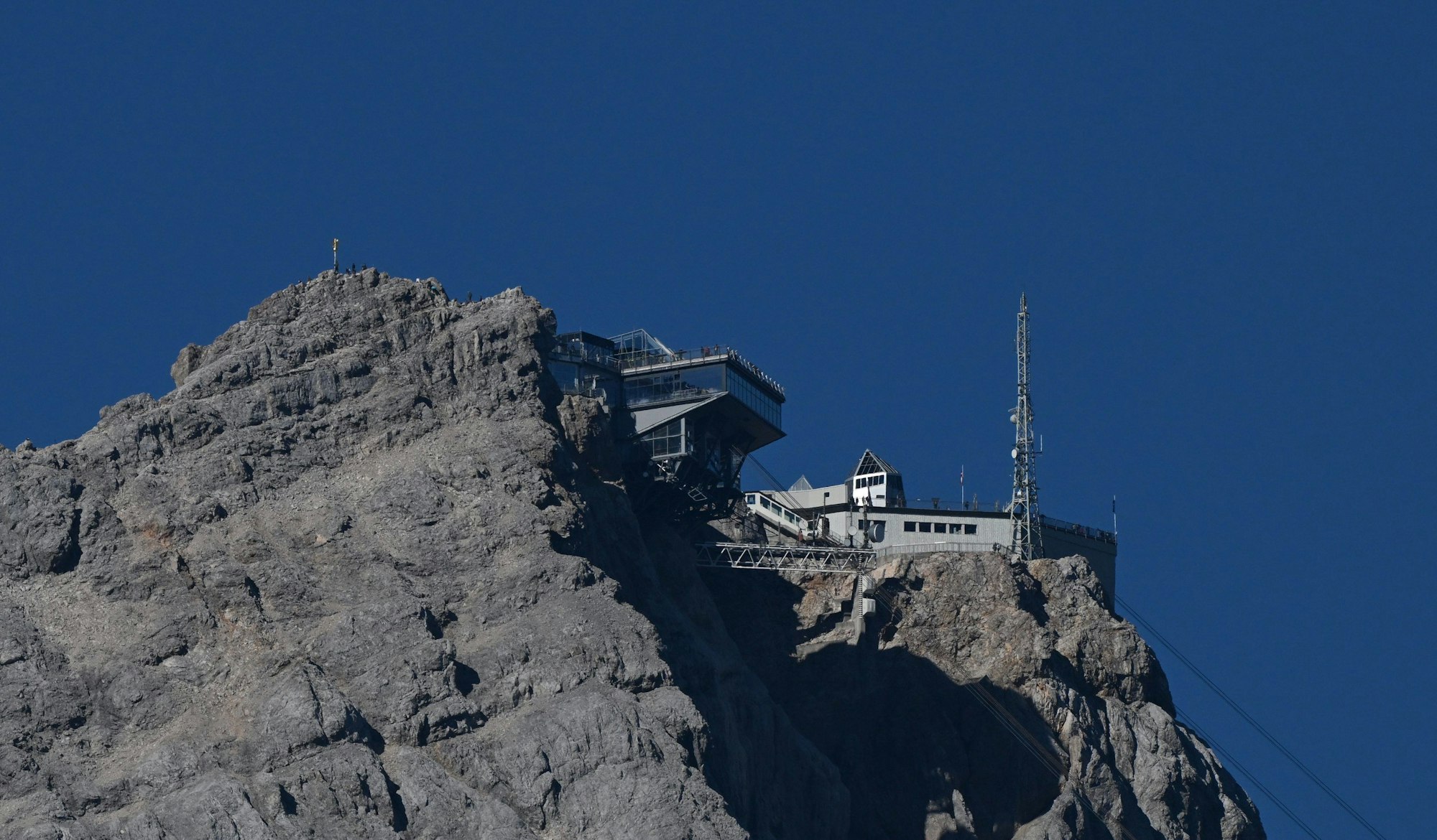Die Berstationen der deutschen (l) und tiroler Zugspitzgondel sind am 8. August 2022 neben dem Zugspitzgipfel zu sehen. Von Gletschereis keine Spur.
