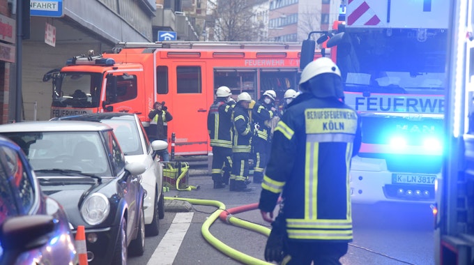 In einer Tiefgarage auf der Brabanterstraße 32 in Köln brannte ein PKW, Feuerwehreinsatzkräfte waren vor Ort.