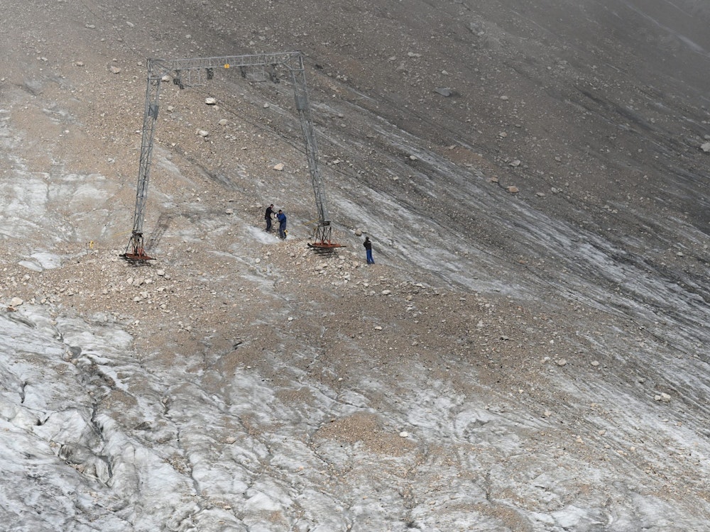 Das Eis des Blaueisgletschers, des Schneeferners auf der Zugspitze sowie des Höllentalferners ist innerhalb nur eines Jahres deutlich zurückgegangen. Das zeigt das Foto vom 8. August 2022.