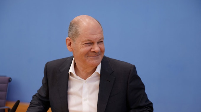 Olaf Scholz schmunzelt gut gelaunt auf einer Pressekonferenz am 11. August 2022.