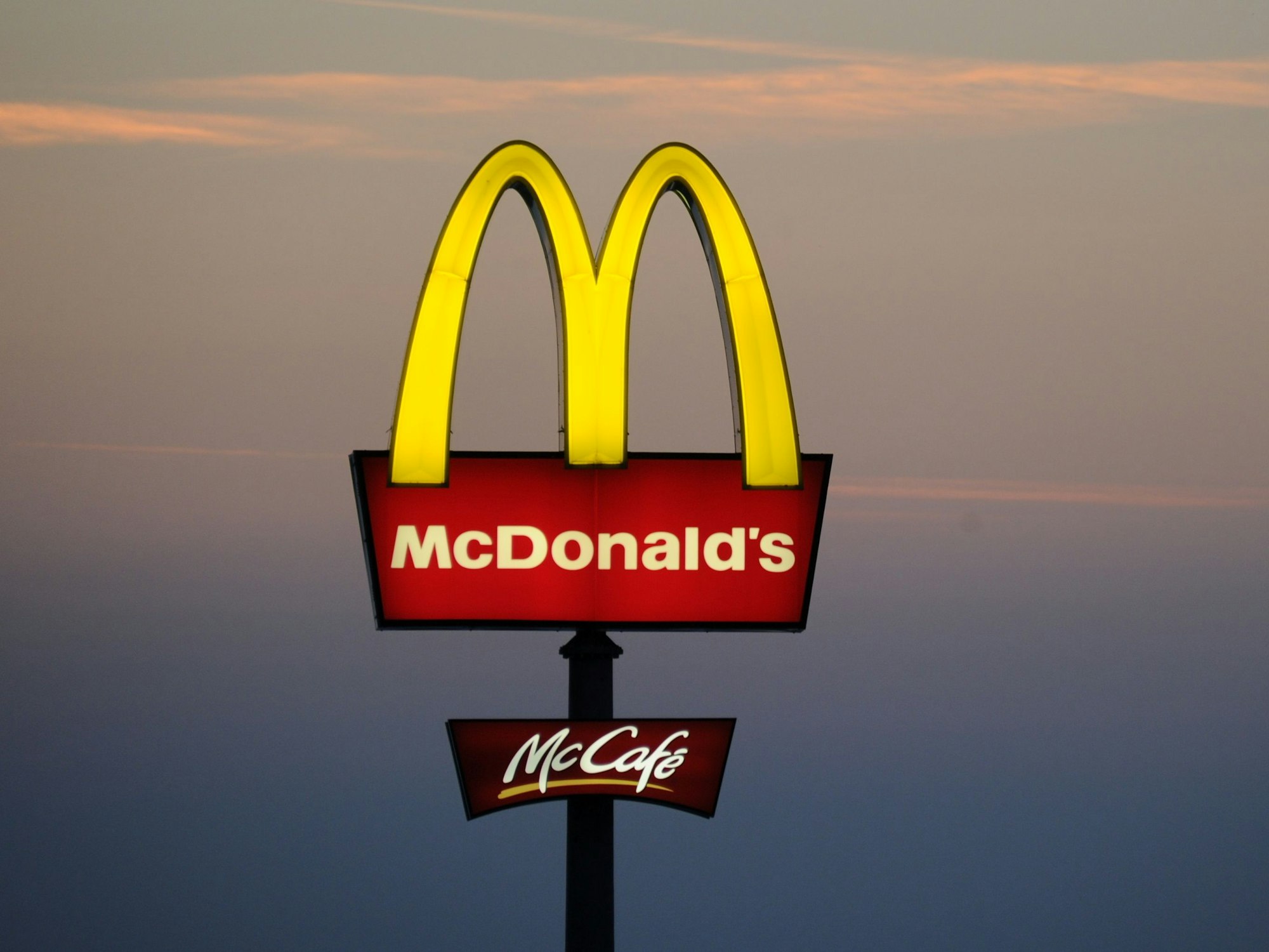 Das McDonald's-Logo vor einem Sonnenaufgang.