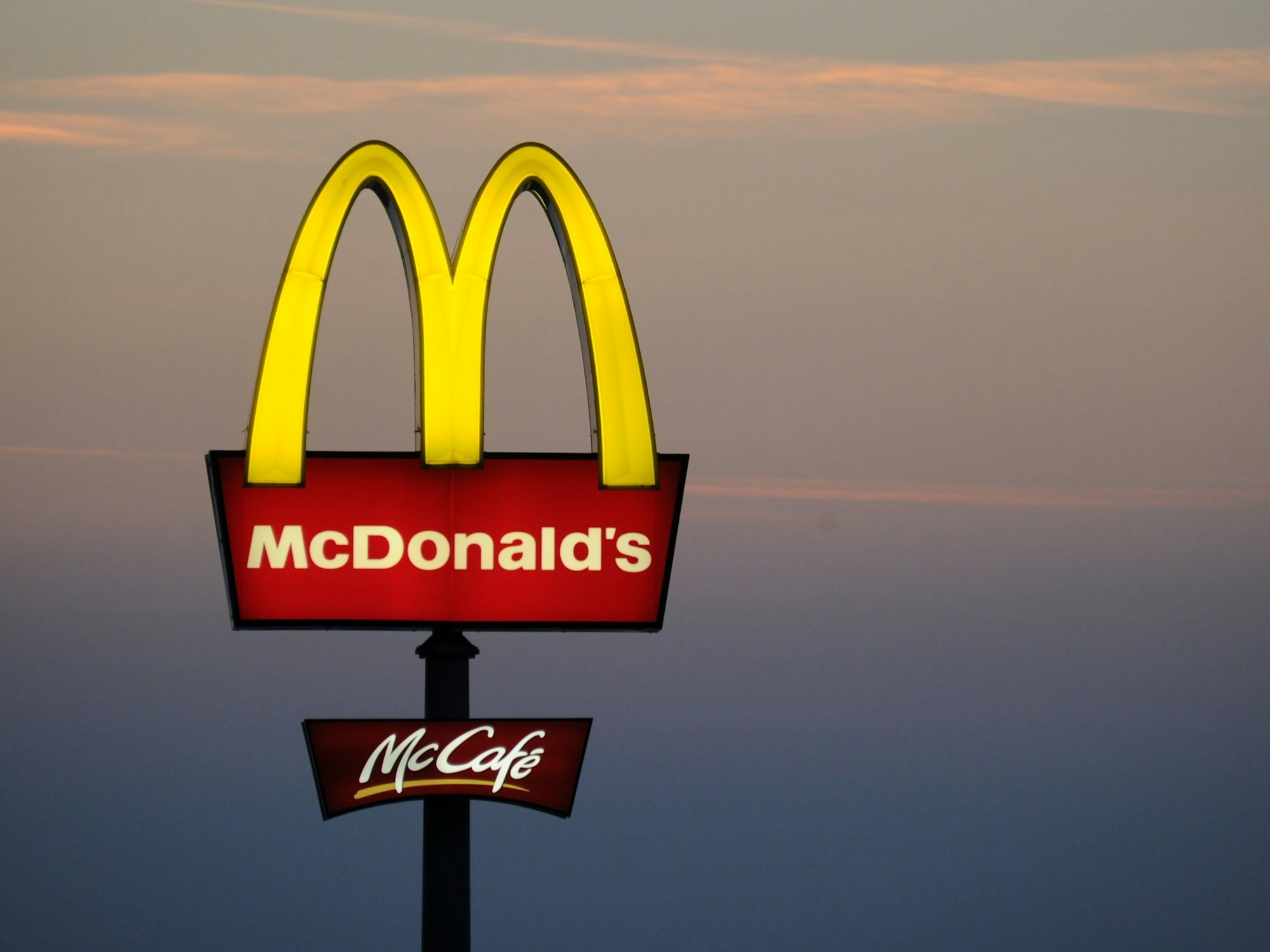 Ein Werbeschild der Restaurantkette McDonald's