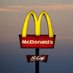 McDonald's will ein Teil seiner 109 Filialen in der Ukraine wiedereröffnen, teilte das Unternehmen mit. Unser Archivbild (2012) zeigt ein typisches Werbeschild.