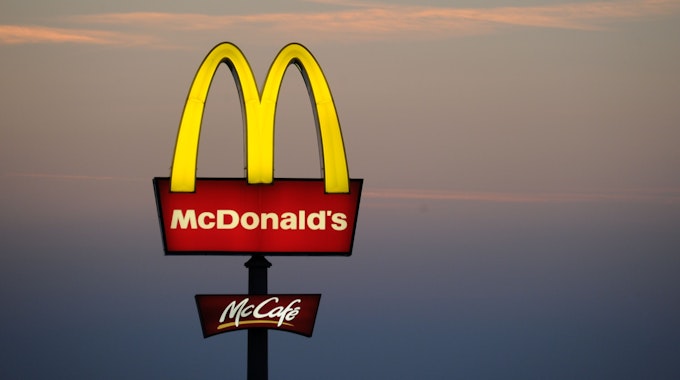 Ein Werbeschild der Restaurantkette McDonald's