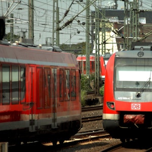 S-Bahn fährt am Hansaring in Köln über die Gleise.