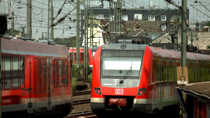S-Bahn fährt am Hansaring in Köln über die Gleise.