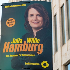 Julia Willie Hamburg will in ihren Wahlkreis in Hannover-Mitte direkt gewinnen. Ein Rechtschreibfehler auf dem Wahlplakat der Grünen sorgt für Spott.