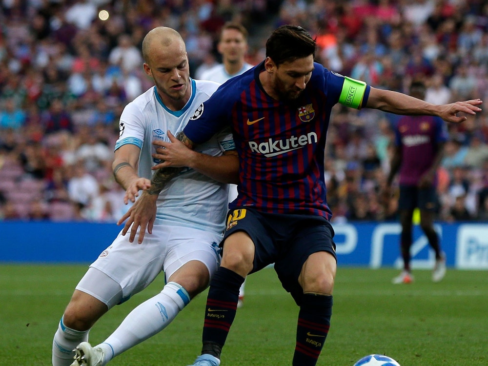 Lionel Messi (r.) versucht, den Ball vor PSV-Spieler Jorrit Hendrix abzuschirmen. Das Foto ist am 18. September 2018 entstanden.