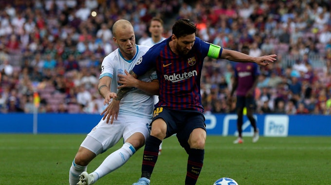 Lionel Messi (r.) versucht, den Ball vor PSV-Spieler Jorrit Hendrix abzuschirmen. Das Foto ist am 18. September 2018 entstanden.