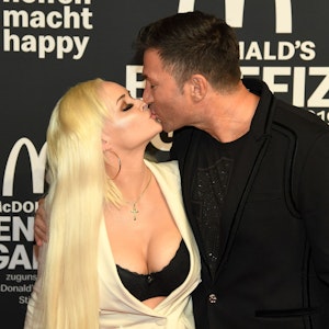 Daniela Katzenberger und Lucas Cordalis küssen sich während einer Veranstaltung.