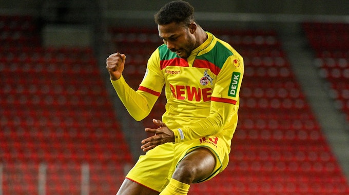 Emmanuel Dennis im gelben Trikot des 1. FC Köln bejubelt seinen Treffer.