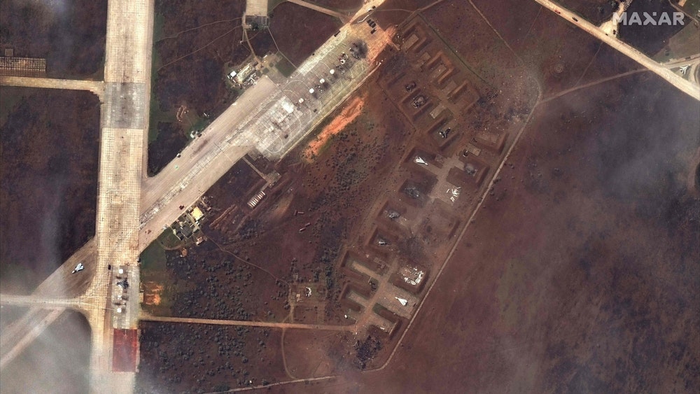 Dieses am 11. August 2022 von Maxar Technologies veröffentlichte Satellitenbild zeigt die Nachwirkungen des angeblichen Angriffs auf den russischen Luftwaffenstützpunkt Saki auf der Krym. US-Medien berichten von mindestens acht abgebrannten Flugzeugen.