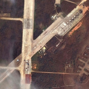 Dieses am 11. August 2022 von Maxar Technologies veröffentlichte Satellitenbild zeigt die Nachwirkungen des angeblichen Angriffs auf den russischen Luftwaffenstützpunkt Saki auf der Krym. US-Medien berichten von mindestens acht abgebrannten Flugzeugen.