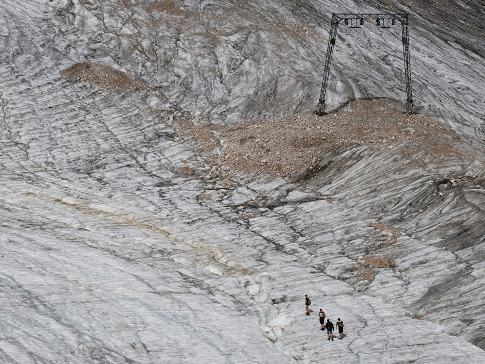 Blankeis am nördlichen Schneeferner. Das Eis des Blaueisgletschers auf der Zugspitze sowie des Höllentalferners ist innerhalb nur eines Jahres deutlich zurückgegangen, wie das Foto vom 8. August 2022 zeigt.