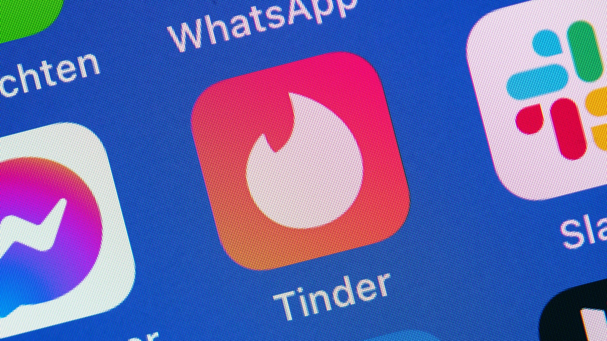 Das Symbol der Dating-App „Tinder“ ist auf einem Handy-Bildschirm zu sehen.
