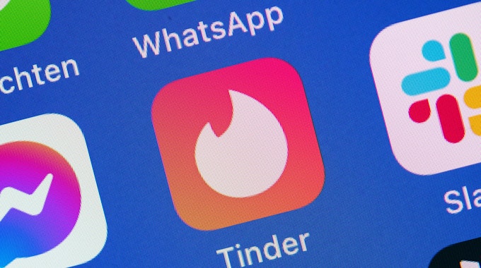 Das Symbol der Dating-App „Tinder“ ist auf einem Handy-Bildschirm zu sehen.