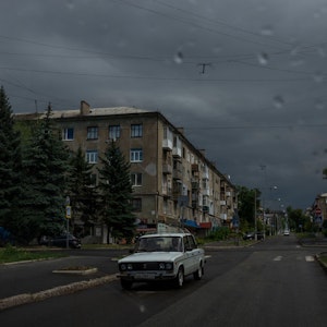 Ein Mann fährt mit seinem Auto auf einer Straße in der belagerten östlichen Region Donezk.